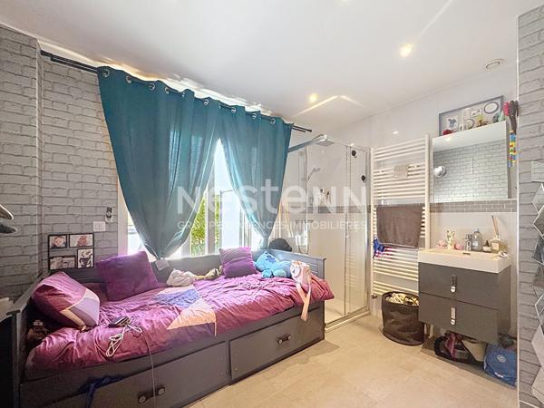 A vendre maison située à Morangis proche des commerces, des écoles et des transports. Proximité immédiate des réseaux routiers en direction de Paris, Antony, Massy, Palaiseau notamment.