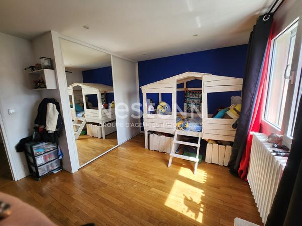 A vendre maison située à Morangis proche des commerces, des écoles et des transports. Proximité immédiate des réseaux routiers en direction de Paris, Antony, Massy, Palaiseau notamment.