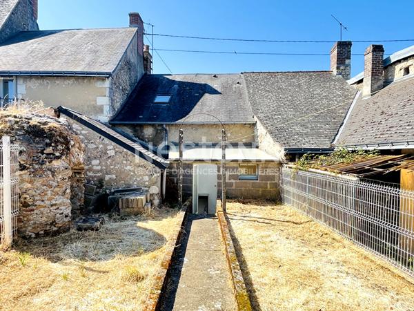 À vendre en plein centre du Lude , charmante maison de ville idéale pour un premier achat ou un investissement locatif.