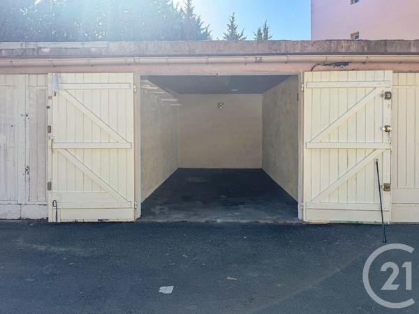 Parking à vendre  30 m 2   MARSEILLE  - 13006