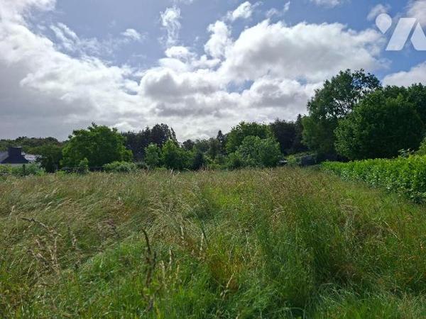 Terrain à bâtir d 'environ 1300 m² dont 400 m² , environ , constructible; viabilisation ( eau, ...