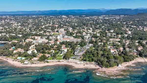 Dernier étage – Terrasse 50 m² – Vue mer & verdure – Boulouris