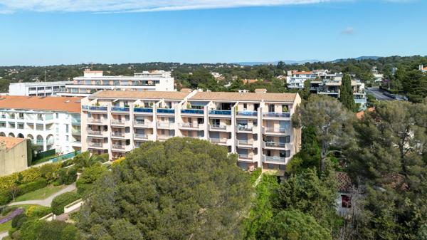 Dernier étage – Terrasse 50 m² – Vue mer & verdure – Boulouris