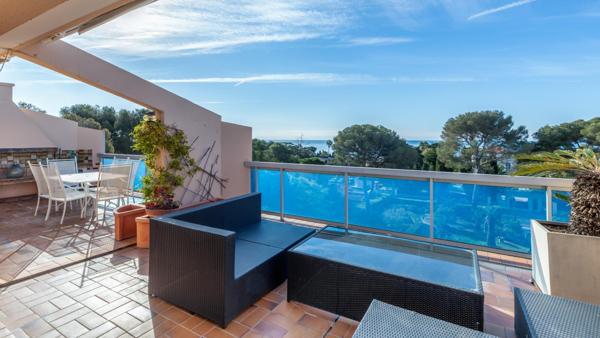 Dernier étage – Terrasse 50 m² – Vue mer & verdure – Boulouris