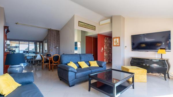 Dernier étage – Terrasse 50 m² – Vue mer & verdure – Boulouris