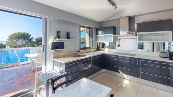 Dernier étage – Terrasse 50 m² – Vue mer & verdure – Boulouris