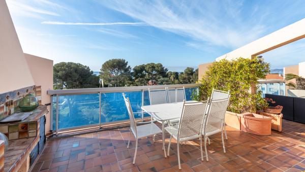 Dernier étage – Terrasse 50 m² – Vue mer & verdure – Boulouris