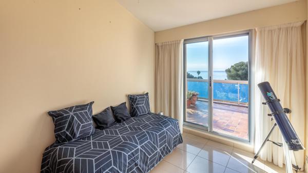 Dernier étage – Terrasse 50 m² – Vue mer & verdure – Boulouris