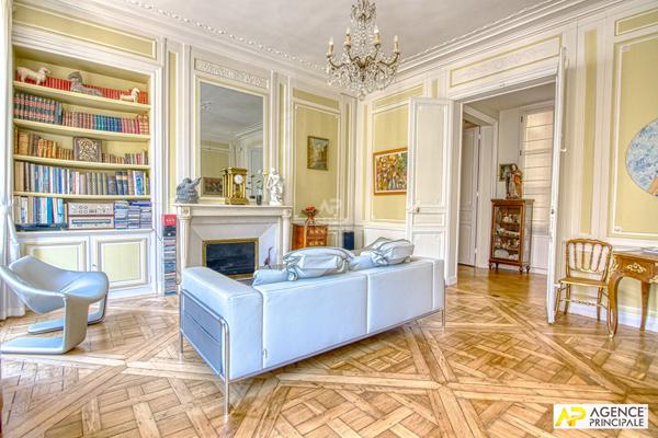 Versailles Saint-Louis Appartement 6 pièces 144.03 m² carrez situé au 2ème étage avec chambre de service, cave et parking en option €1 190 000 ** - Référence 25769