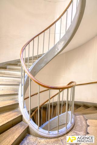 Versailles Saint-Louis Appartement 6 pièces 144.03 m² carrez situé au 2ème étage avec chambre de service, cave et parking en option €1 190 000 ** - Référence 25769