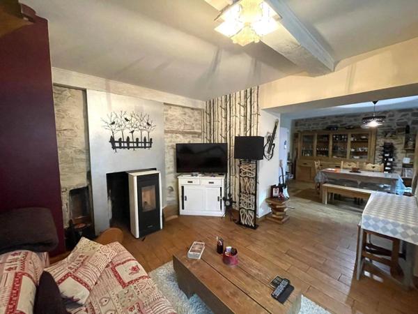 Jolie maison de village avec terrasse et jardin d'environ 196 m²- Chaley 01230