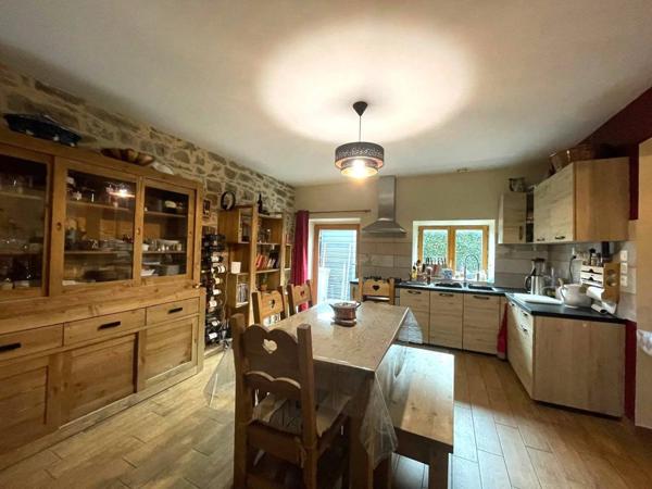 Jolie maison de village avec terrasse et jardin d'environ 196 m²- Chaley 01230