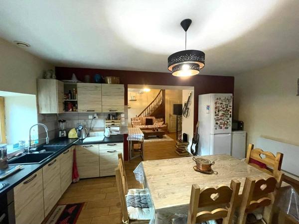 Jolie maison de village avec terrasse et jardin d'environ 196 m²- Chaley 01230