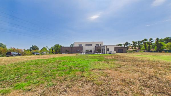 DOMAINE D'EXCEPTION de 300 m² habitables sur 3 hectares niché au calme et sans vis à vis. Montauban