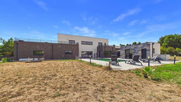 DOMAINE D'EXCEPTION de 300 m² habitables sur 3 hectares niché au calme et sans vis à vis. Montauban