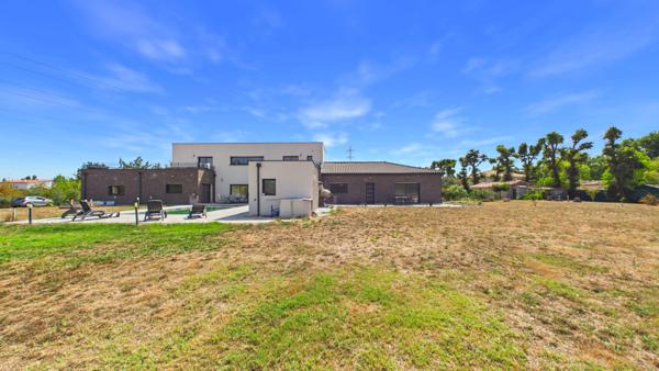 DOMAINE D'EXCEPTION de 300 m² habitables sur 3 hectares niché au calme et sans vis à vis. Montauban