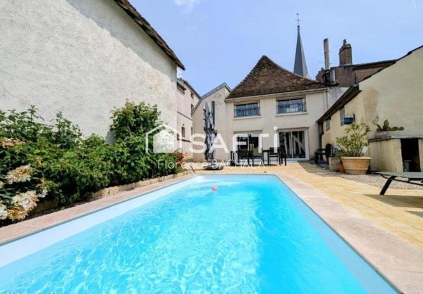 Maison de charme rénovée - 208 m² habitables avec piscine et dépendances sur une parcelle de 512 m²