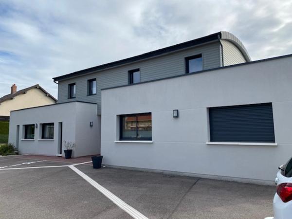 À VENDRE – 7 cabinets médicaux – Isneauville (76) – 310 m² Environ et 2 appartements