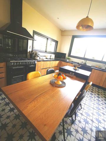 Maison
                                                                                                                                                                                                                                                                                                                        5 pièce(s)                                                                                                                                                                                                          4 chambre(s)                                                                                                                                                                                                          220  m²