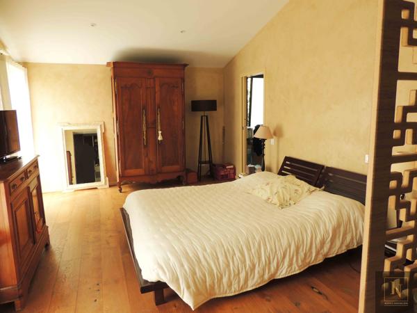 Maison
                                                                                                                                                                                                                                                                                                                        5 pièce(s)                                                                                                                                                                                                          4 chambre(s)                                                                                                                                                                                                          220  m²