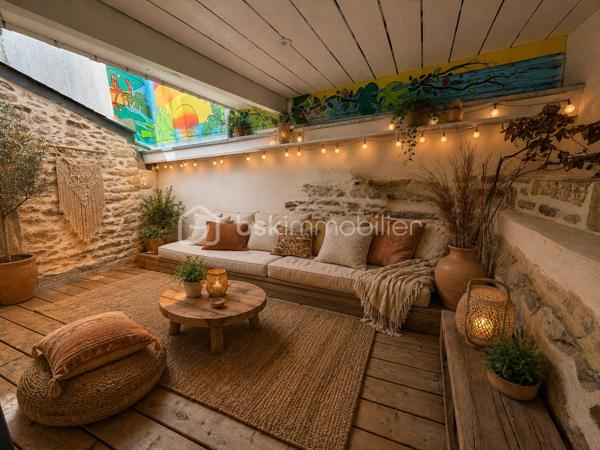 Une adresse rare et recherchée au cœur de Vannes.

À seulement quelques pas du port, découvrez cette superbe maison de ville en triplex, d'une surface de 130m2, entièrement rénovée en 2022 avec des prestations de qualité. Un bien de caractère où le charme de l'ancien se marie parfaitement au confort contemporain : pierres apparentes, poutres d'origine, bois noble et matériaux soigneusement sélectionnés.

Baignée de lumière grâce à son exposition plein sud sur les espaces de vie, la maison offre un agréable salon-séjour ouvert sur une salle à manger conviviale. La cuisine, récente et parfaitement équipée, s'intègre harmonieusement à l'ensemble.

Développée sur plusieurs niveaux, elle propose quatre chambres, un bureau, deux salles d'eau dont une avec baignoire balnéo, ainsi qu'un espace parental indépendant offrant calme et intimité.

Les combles ont été aménagés en salle de jeux pour enfants, apportant un espace supplémentaire particulièrement apprécié des familles.

À l'extérieur, un charmant patio intimiste, véritable cocon à l'abri des regards, invite à profiter pleinement des beaux jours. Un espace de stockage privatif complète ce bien, ainsi qu'une possibilité de stationnement à proximité dans un garage fermé.

L'emplacement est tout simplement exceptionnel : commerces, restaurants, marché, écoles et port accessibles à pied en quelques minutes.

Aucun travaux à prévoir. Une maison clé en main, chaleureuse et élégante, dans l'un des secteurs les plus prisés de Vannes.

Un bien rare sur le marché! N'hésitez pas à me contacter pour une visite!