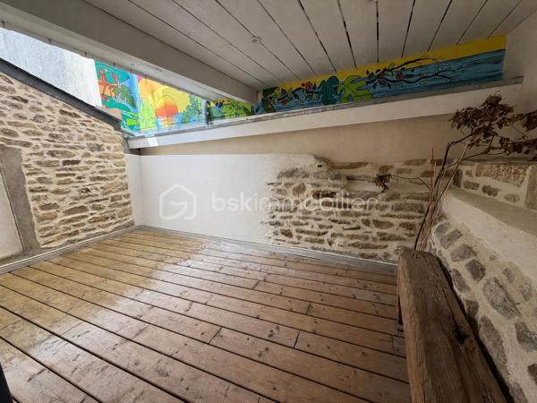 Une adresse rare et recherchée au cœur de Vannes.

À seulement quelques pas du port, découvrez cette superbe maison de ville en triplex, d'une surface de 130m2, entièrement rénovée en 2022 avec des prestations de qualité. Un bien de caractère où le charme de l'ancien se marie parfaitement au confort contemporain : pierres apparentes, poutres d'origine, bois noble et matériaux soigneusement sélectionnés.

Baignée de lumière grâce à son exposition plein sud sur les espaces de vie, la maison offre un agréable salon-séjour ouvert sur une salle à manger conviviale. La cuisine, récente et parfaitement équipée, s'intègre harmonieusement à l'ensemble.

Développée sur plusieurs niveaux, elle propose quatre chambres, un bureau, deux salles d'eau dont une avec baignoire balnéo, ainsi qu'un espace parental indépendant offrant calme et intimité.

Les combles ont été aménagés en salle de jeux pour enfants, apportant un espace supplémentaire particulièrement apprécié des familles.

À l'extérieur, un charmant patio intimiste, véritable cocon à l'abri des regards, invite à profiter pleinement des beaux jours. Un espace de stockage privatif complète ce bien, ainsi qu'une possibilité de stationnement à proximité dans un garage fermé.

L'emplacement est tout simplement exceptionnel : commerces, restaurants, marché, écoles et port accessibles à pied en quelques minutes.

Aucun travaux à prévoir. Une maison clé en main, chaleureuse et élégante, dans l'un des secteurs les plus prisés de Vannes.

Un bien rare sur le marché! N'hésitez pas à me contacter pour une visite!