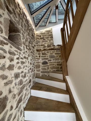 Une adresse rare et recherchée au cœur de Vannes.

À seulement quelques pas du port, découvrez cette superbe maison de ville en triplex, d'une surface de 130m2, entièrement rénovée en 2022 avec des prestations de qualité. Un bien de caractère où le charme de l'ancien se marie parfaitement au confort contemporain : pierres apparentes, poutres d'origine, bois noble et matériaux soigneusement sélectionnés.

Baignée de lumière grâce à son exposition plein sud sur les espaces de vie, la maison offre un agréable salon-séjour ouvert sur une salle à manger conviviale. La cuisine, récente et parfaitement équipée, s'intègre harmonieusement à l'ensemble.

Développée sur plusieurs niveaux, elle propose quatre chambres, un bureau, deux salles d'eau dont une avec baignoire balnéo, ainsi qu'un espace parental indépendant offrant calme et intimité.

Les combles ont été aménagés en salle de jeux pour enfants, apportant un espace supplémentaire particulièrement apprécié des familles.

À l'extérieur, un charmant patio intimiste, véritable cocon à l'abri des regards, invite à profiter pleinement des beaux jours. Un espace de stockage privatif complète ce bien, ainsi qu'une possibilité de stationnement à proximité dans un garage fermé.

L'emplacement est tout simplement exceptionnel : commerces, restaurants, marché, écoles et port accessibles à pied en quelques minutes.

Aucun travaux à prévoir. Une maison clé en main, chaleureuse et élégante, dans l'un des secteurs les plus prisés de Vannes.

Un bien rare sur le marché! N'hésitez pas à me contacter pour une visite!
