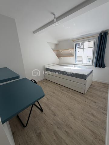 Une adresse rare et recherchée au cœur de Vannes.

À seulement quelques pas du port, découvrez cette superbe maison de ville en triplex, d'une surface de 130m2, entièrement rénovée en 2022 avec des prestations de qualité. Un bien de caractère où le charme de l'ancien se marie parfaitement au confort contemporain : pierres apparentes, poutres d'origine, bois noble et matériaux soigneusement sélectionnés.

Baignée de lumière grâce à son exposition plein sud sur les espaces de vie, la maison offre un agréable salon-séjour ouvert sur une salle à manger conviviale. La cuisine, récente et parfaitement équipée, s'intègre harmonieusement à l'ensemble.

Développée sur plusieurs niveaux, elle propose quatre chambres, un bureau, deux salles d'eau dont une avec baignoire balnéo, ainsi qu'un espace parental indépendant offrant calme et intimité.

Les combles ont été aménagés en salle de jeux pour enfants, apportant un espace supplémentaire particulièrement apprécié des familles.

À l'extérieur, un charmant patio intimiste, véritable cocon à l'abri des regards, invite à profiter pleinement des beaux jours. Un espace de stockage privatif complète ce bien, ainsi qu'une possibilité de stationnement à proximité dans un garage fermé.

L'emplacement est tout simplement exceptionnel : commerces, restaurants, marché, écoles et port accessibles à pied en quelques minutes.

Aucun travaux à prévoir. Une maison clé en main, chaleureuse et élégante, dans l'un des secteurs les plus prisés de Vannes.

Un bien rare sur le marché! N'hésitez pas à me contacter pour une visite!