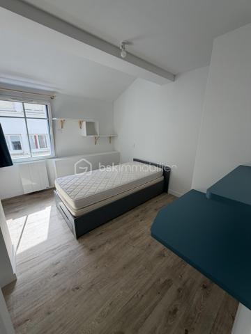 Une adresse rare et recherchée au cœur de Vannes.

À seulement quelques pas du port, découvrez cette superbe maison de ville en triplex, d'une surface de 130m2, entièrement rénovée en 2022 avec des prestations de qualité. Un bien de caractère où le charme de l'ancien se marie parfaitement au confort contemporain : pierres apparentes, poutres d'origine, bois noble et matériaux soigneusement sélectionnés.

Baignée de lumière grâce à son exposition plein sud sur les espaces de vie, la maison offre un agréable salon-séjour ouvert sur une salle à manger conviviale. La cuisine, récente et parfaitement équipée, s'intègre harmonieusement à l'ensemble.

Développée sur plusieurs niveaux, elle propose quatre chambres, un bureau, deux salles d'eau dont une avec baignoire balnéo, ainsi qu'un espace parental indépendant offrant calme et intimité.

Les combles ont été aménagés en salle de jeux pour enfants, apportant un espace supplémentaire particulièrement apprécié des familles.

À l'extérieur, un charmant patio intimiste, véritable cocon à l'abri des regards, invite à profiter pleinement des beaux jours. Un espace de stockage privatif complète ce bien, ainsi qu'une possibilité de stationnement à proximité dans un garage fermé.

L'emplacement est tout simplement exceptionnel : commerces, restaurants, marché, écoles et port accessibles à pied en quelques minutes.

Aucun travaux à prévoir. Une maison clé en main, chaleureuse et élégante, dans l'un des secteurs les plus prisés de Vannes.

Un bien rare sur le marché! N'hésitez pas à me contacter pour une visite!