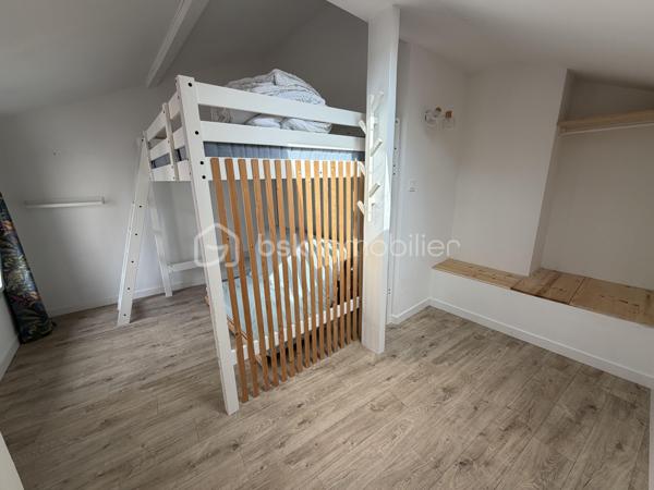 Une adresse rare et recherchée au cœur de Vannes.

À seulement quelques pas du port, découvrez cette superbe maison de ville en triplex, d'une surface de 130m2, entièrement rénovée en 2022 avec des prestations de qualité. Un bien de caractère où le charme de l'ancien se marie parfaitement au confort contemporain : pierres apparentes, poutres d'origine, bois noble et matériaux soigneusement sélectionnés.

Baignée de lumière grâce à son exposition plein sud sur les espaces de vie, la maison offre un agréable salon-séjour ouvert sur une salle à manger conviviale. La cuisine, récente et parfaitement équipée, s'intègre harmonieusement à l'ensemble.

Développée sur plusieurs niveaux, elle propose quatre chambres, un bureau, deux salles d'eau dont une avec baignoire balnéo, ainsi qu'un espace parental indépendant offrant calme et intimité.

Les combles ont été aménagés en salle de jeux pour enfants, apportant un espace supplémentaire particulièrement apprécié des familles.

À l'extérieur, un charmant patio intimiste, véritable cocon à l'abri des regards, invite à profiter pleinement des beaux jours. Un espace de stockage privatif complète ce bien, ainsi qu'une possibilité de stationnement à proximité dans un garage fermé.

L'emplacement est tout simplement exceptionnel : commerces, restaurants, marché, écoles et port accessibles à pied en quelques minutes.

Aucun travaux à prévoir. Une maison clé en main, chaleureuse et élégante, dans l'un des secteurs les plus prisés de Vannes.

Un bien rare sur le marché! N'hésitez pas à me contacter pour une visite!