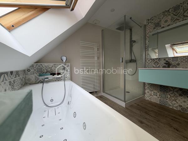 Une adresse rare et recherchée au cœur de Vannes.

À seulement quelques pas du port, découvrez cette superbe maison de ville en triplex, d'une surface de 130m2, entièrement rénovée en 2022 avec des prestations de qualité. Un bien de caractère où le charme de l'ancien se marie parfaitement au confort contemporain : pierres apparentes, poutres d'origine, bois noble et matériaux soigneusement sélectionnés.

Baignée de lumière grâce à son exposition plein sud sur les espaces de vie, la maison offre un agréable salon-séjour ouvert sur une salle à manger conviviale. La cuisine, récente et parfaitement équipée, s'intègre harmonieusement à l'ensemble.

Développée sur plusieurs niveaux, elle propose quatre chambres, un bureau, deux salles d'eau dont une avec baignoire balnéo, ainsi qu'un espace parental indépendant offrant calme et intimité.

Les combles ont été aménagés en salle de jeux pour enfants, apportant un espace supplémentaire particulièrement apprécié des familles.

À l'extérieur, un charmant patio intimiste, véritable cocon à l'abri des regards, invite à profiter pleinement des beaux jours. Un espace de stockage privatif complète ce bien, ainsi qu'une possibilité de stationnement à proximité dans un garage fermé.

L'emplacement est tout simplement exceptionnel : commerces, restaurants, marché, écoles et port accessibles à pied en quelques minutes.

Aucun travaux à prévoir. Une maison clé en main, chaleureuse et élégante, dans l'un des secteurs les plus prisés de Vannes.

Un bien rare sur le marché! N'hésitez pas à me contacter pour une visite!