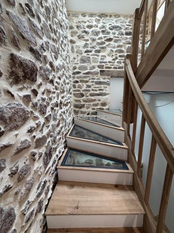 Une adresse rare et recherchée au cœur de Vannes.

À seulement quelques pas du port, découvrez cette superbe maison de ville en triplex, d'une surface de 130m2, entièrement rénovée en 2022 avec des prestations de qualité. Un bien de caractère où le charme de l'ancien se marie parfaitement au confort contemporain : pierres apparentes, poutres d'origine, bois noble et matériaux soigneusement sélectionnés.

Baignée de lumière grâce à son exposition plein sud sur les espaces de vie, la maison offre un agréable salon-séjour ouvert sur une salle à manger conviviale. La cuisine, récente et parfaitement équipée, s'intègre harmonieusement à l'ensemble.

Développée sur plusieurs niveaux, elle propose quatre chambres, un bureau, deux salles d'eau dont une avec baignoire balnéo, ainsi qu'un espace parental indépendant offrant calme et intimité.

Les combles ont été aménagés en salle de jeux pour enfants, apportant un espace supplémentaire particulièrement apprécié des familles.

À l'extérieur, un charmant patio intimiste, véritable cocon à l'abri des regards, invite à profiter pleinement des beaux jours. Un espace de stockage privatif complète ce bien, ainsi qu'une possibilité de stationnement à proximité dans un garage fermé.

L'emplacement est tout simplement exceptionnel : commerces, restaurants, marché, écoles et port accessibles à pied en quelques minutes.

Aucun travaux à prévoir. Une maison clé en main, chaleureuse et élégante, dans l'un des secteurs les plus prisés de Vannes.

Un bien rare sur le marché! N'hésitez pas à me contacter pour une visite!