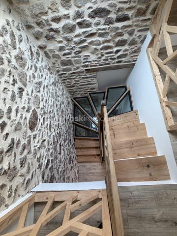 Une adresse rare et recherchée au cœur de Vannes.

À seulement quelques pas du port, découvrez cette superbe maison de ville en triplex, d'une surface de 130m2, entièrement rénovée en 2022 avec des prestations de qualité. Un bien de caractère où le charme de l'ancien se marie parfaitement au confort contemporain : pierres apparentes, poutres d'origine, bois noble et matériaux soigneusement sélectionnés.

Baignée de lumière grâce à son exposition plein sud sur les espaces de vie, la maison offre un agréable salon-séjour ouvert sur une salle à manger conviviale. La cuisine, récente et parfaitement équipée, s'intègre harmonieusement à l'ensemble.

Développée sur plusieurs niveaux, elle propose quatre chambres, un bureau, deux salles d'eau dont une avec baignoire balnéo, ainsi qu'un espace parental indépendant offrant calme et intimité.

Les combles ont été aménagés en salle de jeux pour enfants, apportant un espace supplémentaire particulièrement apprécié des familles.

À l'extérieur, un charmant patio intimiste, véritable cocon à l'abri des regards, invite à profiter pleinement des beaux jours. Un espace de stockage privatif complète ce bien, ainsi qu'une possibilité de stationnement à proximité dans un garage fermé.

L'emplacement est tout simplement exceptionnel : commerces, restaurants, marché, écoles et port accessibles à pied en quelques minutes.

Aucun travaux à prévoir. Une maison clé en main, chaleureuse et élégante, dans l'un des secteurs les plus prisés de Vannes.

Un bien rare sur le marché! N'hésitez pas à me contacter pour une visite!