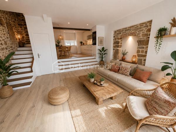 Une adresse rare et recherchée au cœur de Vannes.

À seulement quelques pas du port, découvrez cette superbe maison de ville en triplex, d'une surface de 130m2, entièrement rénovée en 2022 avec des prestations de qualité. Un bien de caractère où le charme de l'ancien se marie parfaitement au confort contemporain : pierres apparentes, poutres d'origine, bois noble et matériaux soigneusement sélectionnés.

Baignée de lumière grâce à son exposition plein sud sur les espaces de vie, la maison offre un agréable salon-séjour ouvert sur une salle à manger conviviale. La cuisine, récente et parfaitement équipée, s'intègre harmonieusement à l'ensemble.

Développée sur plusieurs niveaux, elle propose quatre chambres, un bureau, deux salles d'eau dont une avec baignoire balnéo, ainsi qu'un espace parental indépendant offrant calme et intimité.

Les combles ont été aménagés en salle de jeux pour enfants, apportant un espace supplémentaire particulièrement apprécié des familles.

À l'extérieur, un charmant patio intimiste, véritable cocon à l'abri des regards, invite à profiter pleinement des beaux jours. Un espace de stockage privatif complète ce bien, ainsi qu'une possibilité de stationnement à proximité dans un garage fermé.

L'emplacement est tout simplement exceptionnel : commerces, restaurants, marché, écoles et port accessibles à pied en quelques minutes.

Aucun travaux à prévoir. Une maison clé en main, chaleureuse et élégante, dans l'un des secteurs les plus prisés de Vannes.

Un bien rare sur le marché! N'hésitez pas à me contacter pour une visite!