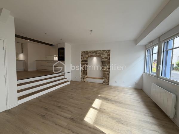 Une adresse rare et recherchée au cœur de Vannes.

À seulement quelques pas du port, découvrez cette superbe maison de ville en triplex, d'une surface de 130m2, entièrement rénovée en 2022 avec des prestations de qualité. Un bien de caractère où le charme de l'ancien se marie parfaitement au confort contemporain : pierres apparentes, poutres d'origine, bois noble et matériaux soigneusement sélectionnés.

Baignée de lumière grâce à son exposition plein sud sur les espaces de vie, la maison offre un agréable salon-séjour ouvert sur une salle à manger conviviale. La cuisine, récente et parfaitement équipée, s'intègre harmonieusement à l'ensemble.

Développée sur plusieurs niveaux, elle propose quatre chambres, un bureau, deux salles d'eau dont une avec baignoire balnéo, ainsi qu'un espace parental indépendant offrant calme et intimité.

Les combles ont été aménagés en salle de jeux pour enfants, apportant un espace supplémentaire particulièrement apprécié des familles.

À l'extérieur, un charmant patio intimiste, véritable cocon à l'abri des regards, invite à profiter pleinement des beaux jours. Un espace de stockage privatif complète ce bien, ainsi qu'une possibilité de stationnement à proximité dans un garage fermé.

L'emplacement est tout simplement exceptionnel : commerces, restaurants, marché, écoles et port accessibles à pied en quelques minutes.

Aucun travaux à prévoir. Une maison clé en main, chaleureuse et élégante, dans l'un des secteurs les plus prisés de Vannes.

Un bien rare sur le marché! N'hésitez pas à me contacter pour une visite!