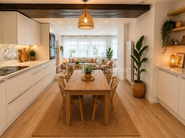 Une adresse rare et recherchée au cœur de Vannes.

À seulement quelques pas du port, découvrez cette superbe maison de ville en triplex, d'une surface de 130m2, entièrement rénovée en 2022 avec des prestations de qualité. Un bien de caractère où le charme de l'ancien se marie parfaitement au confort contemporain : pierres apparentes, poutres d'origine, bois noble et matériaux soigneusement sélectionnés.

Baignée de lumière grâce à son exposition plein sud sur les espaces de vie, la maison offre un agréable salon-séjour ouvert sur une salle à manger conviviale. La cuisine, récente et parfaitement équipée, s'intègre harmonieusement à l'ensemble.

Développée sur plusieurs niveaux, elle propose quatre chambres, un bureau, deux salles d'eau dont une avec baignoire balnéo, ainsi qu'un espace parental indépendant offrant calme et intimité.

Les combles ont été aménagés en salle de jeux pour enfants, apportant un espace supplémentaire particulièrement apprécié des familles.

À l'extérieur, un charmant patio intimiste, véritable cocon à l'abri des regards, invite à profiter pleinement des beaux jours. Un espace de stockage privatif complète ce bien, ainsi qu'une possibilité de stationnement à proximité dans un garage fermé.

L'emplacement est tout simplement exceptionnel : commerces, restaurants, marché, écoles et port accessibles à pied en quelques minutes.

Aucun travaux à prévoir. Une maison clé en main, chaleureuse et élégante, dans l'un des secteurs les plus prisés de Vannes.

Un bien rare sur le marché! N'hésitez pas à me contacter pour une visite!