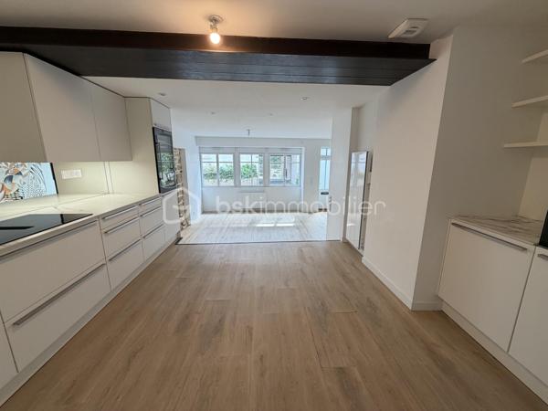 Une adresse rare et recherchée au cœur de Vannes.

À seulement quelques pas du port, découvrez cette superbe maison de ville en triplex, d'une surface de 130m2, entièrement rénovée en 2022 avec des prestations de qualité. Un bien de caractère où le charme de l'ancien se marie parfaitement au confort contemporain : pierres apparentes, poutres d'origine, bois noble et matériaux soigneusement sélectionnés.

Baignée de lumière grâce à son exposition plein sud sur les espaces de vie, la maison offre un agréable salon-séjour ouvert sur une salle à manger conviviale. La cuisine, récente et parfaitement équipée, s'intègre harmonieusement à l'ensemble.

Développée sur plusieurs niveaux, elle propose quatre chambres, un bureau, deux salles d'eau dont une avec baignoire balnéo, ainsi qu'un espace parental indépendant offrant calme et intimité.

Les combles ont été aménagés en salle de jeux pour enfants, apportant un espace supplémentaire particulièrement apprécié des familles.

À l'extérieur, un charmant patio intimiste, véritable cocon à l'abri des regards, invite à profiter pleinement des beaux jours. Un espace de stockage privatif complète ce bien, ainsi qu'une possibilité de stationnement à proximité dans un garage fermé.

L'emplacement est tout simplement exceptionnel : commerces, restaurants, marché, écoles et port accessibles à pied en quelques minutes.

Aucun travaux à prévoir. Une maison clé en main, chaleureuse et élégante, dans l'un des secteurs les plus prisés de Vannes.

Un bien rare sur le marché! N'hésitez pas à me contacter pour une visite!