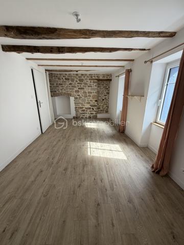 Une adresse rare et recherchée au cœur de Vannes.

À seulement quelques pas du port, découvrez cette superbe maison de ville en triplex, d'une surface de 130m2, entièrement rénovée en 2022 avec des prestations de qualité. Un bien de caractère où le charme de l'ancien se marie parfaitement au confort contemporain : pierres apparentes, poutres d'origine, bois noble et matériaux soigneusement sélectionnés.

Baignée de lumière grâce à son exposition plein sud sur les espaces de vie, la maison offre un agréable salon-séjour ouvert sur une salle à manger conviviale. La cuisine, récente et parfaitement équipée, s'intègre harmonieusement à l'ensemble.

Développée sur plusieurs niveaux, elle propose quatre chambres, un bureau, deux salles d'eau dont une avec baignoire balnéo, ainsi qu'un espace parental indépendant offrant calme et intimité.

Les combles ont été aménagés en salle de jeux pour enfants, apportant un espace supplémentaire particulièrement apprécié des familles.

À l'extérieur, un charmant patio intimiste, véritable cocon à l'abri des regards, invite à profiter pleinement des beaux jours. Un espace de stockage privatif complète ce bien, ainsi qu'une possibilité de stationnement à proximité dans un garage fermé.

L'emplacement est tout simplement exceptionnel : commerces, restaurants, marché, écoles et port accessibles à pied en quelques minutes.

Aucun travaux à prévoir. Une maison clé en main, chaleureuse et élégante, dans l'un des secteurs les plus prisés de Vannes.

Un bien rare sur le marché! N'hésitez pas à me contacter pour une visite!