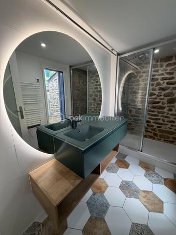 Une adresse rare et recherchée au cœur de Vannes.

À seulement quelques pas du port, découvrez cette superbe maison de ville en triplex, d'une surface de 130m2, entièrement rénovée en 2022 avec des prestations de qualité. Un bien de caractère où le charme de l'ancien se marie parfaitement au confort contemporain : pierres apparentes, poutres d'origine, bois noble et matériaux soigneusement sélectionnés.

Baignée de lumière grâce à son exposition plein sud sur les espaces de vie, la maison offre un agréable salon-séjour ouvert sur une salle à manger conviviale. La cuisine, récente et parfaitement équipée, s'intègre harmonieusement à l'ensemble.

Développée sur plusieurs niveaux, elle propose quatre chambres, un bureau, deux salles d'eau dont une avec baignoire balnéo, ainsi qu'un espace parental indépendant offrant calme et intimité.

Les combles ont été aménagés en salle de jeux pour enfants, apportant un espace supplémentaire particulièrement apprécié des familles.

À l'extérieur, un charmant patio intimiste, véritable cocon à l'abri des regards, invite à profiter pleinement des beaux jours. Un espace de stockage privatif complète ce bien, ainsi qu'une possibilité de stationnement à proximité dans un garage fermé.

L'emplacement est tout simplement exceptionnel : commerces, restaurants, marché, écoles et port accessibles à pied en quelques minutes.

Aucun travaux à prévoir. Une maison clé en main, chaleureuse et élégante, dans l'un des secteurs les plus prisés de Vannes.

Un bien rare sur le marché! N'hésitez pas à me contacter pour une visite!