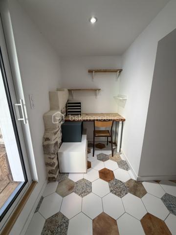 Une adresse rare et recherchée au cœur de Vannes.

À seulement quelques pas du port, découvrez cette superbe maison de ville en triplex, d'une surface de 130m2, entièrement rénovée en 2022 avec des prestations de qualité. Un bien de caractère où le charme de l'ancien se marie parfaitement au confort contemporain : pierres apparentes, poutres d'origine, bois noble et matériaux soigneusement sélectionnés.

Baignée de lumière grâce à son exposition plein sud sur les espaces de vie, la maison offre un agréable salon-séjour ouvert sur une salle à manger conviviale. La cuisine, récente et parfaitement équipée, s'intègre harmonieusement à l'ensemble.

Développée sur plusieurs niveaux, elle propose quatre chambres, un bureau, deux salles d'eau dont une avec baignoire balnéo, ainsi qu'un espace parental indépendant offrant calme et intimité.

Les combles ont été aménagés en salle de jeux pour enfants, apportant un espace supplémentaire particulièrement apprécié des familles.

À l'extérieur, un charmant patio intimiste, véritable cocon à l'abri des regards, invite à profiter pleinement des beaux jours. Un espace de stockage privatif complète ce bien, ainsi qu'une possibilité de stationnement à proximité dans un garage fermé.

L'emplacement est tout simplement exceptionnel : commerces, restaurants, marché, écoles et port accessibles à pied en quelques minutes.

Aucun travaux à prévoir. Une maison clé en main, chaleureuse et élégante, dans l'un des secteurs les plus prisés de Vannes.

Un bien rare sur le marché! N'hésitez pas à me contacter pour une visite!