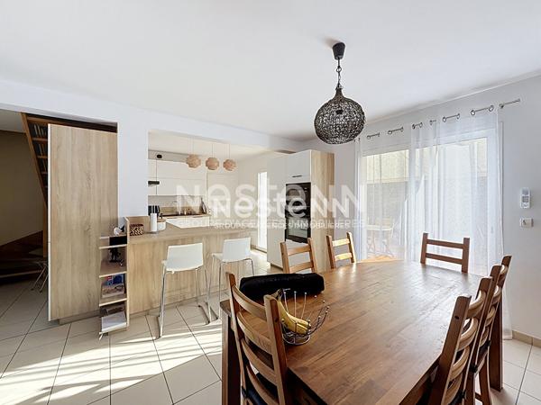 A vendre maison 4 pièces jardin terrasse et garage.