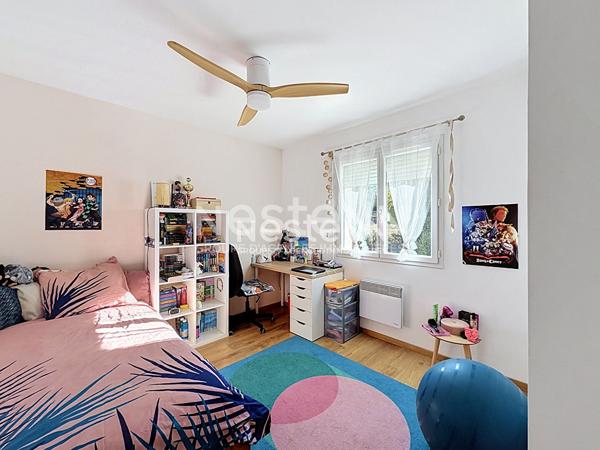 A vendre maison 4 pièces jardin terrasse et garage.