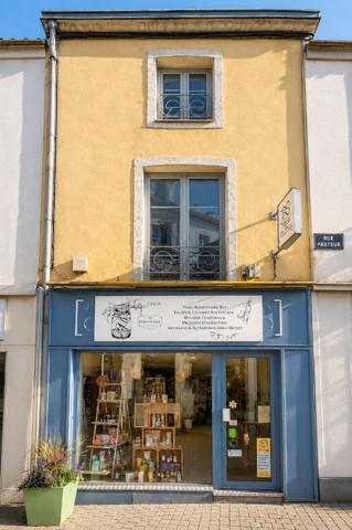 Immeuble de plus de 180m2 à vendre sur 3 niveaux à Chaumont - local commercial et terrasse - Fort potentiel de  rentabilité