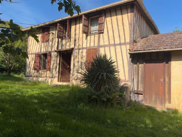 Nogaro(32) 7 km, ANCIENNE METAIRIE GASCONNE, 5 ha, au bout d'un long chemin, CACHEE, SANS VIS A VIS, 5 ha de bois et terres, AU CALME, dépendances, rare
