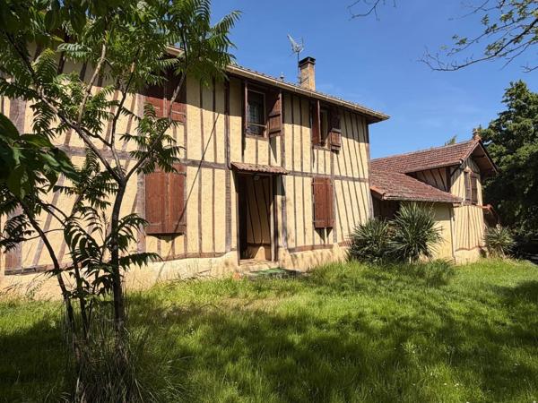 Nogaro(32) 7 km, ANCIENNE METAIRIE GASCONNE, 5 ha, au bout d'un long chemin, CACHEE, SANS VIS A VIS, 5 ha de bois et terres, AU CALME, dépendances, rare