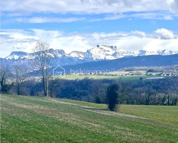 Terrain constructible de 1 000 m² à Lovagny

Je vous propose sur la commune de Lovagny cette belle parcelle constructible de 1 000 m², située dans un environnement calme et agréable.

Elle bénéficie d’une très belle exposition plein sud et offre une vue dégagée sur le château ainsi que sur les massifs montagneux environnants.

Proche du centre de la commune, la parcelle profite de très peu de voisinage et de l’absence de vis-à-vis, offrant ainsi un cadre privilégié pour votre future construction.

Idéalement située, elle se trouve à seulement 15 minutes du centre d’Annecy et de son lac.

Le terrain bénéficie du tout-à-l’égout et sera viabilisé pour le jour de la vente.

L’emprise au sol maximale autorisée est de 200 m².

Un terrain rare, dans un cadre privilégié, à découvrir sans tarder !
