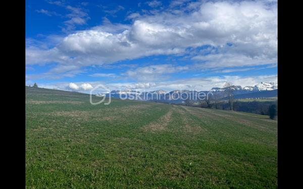 Terrain constructible de 1 000 m² à Lovagny

Je vous propose sur la commune de Lovagny cette belle parcelle constructible de 1 000 m², située dans un environnement calme et agréable.

Elle bénéficie d’une très belle exposition plein sud et offre une vue dégagée sur le château ainsi que sur les massifs montagneux environnants.

Proche du centre de la commune, la parcelle profite de très peu de voisinage et de l’absence de vis-à-vis, offrant ainsi un cadre privilégié pour votre future construction.

Idéalement située, elle se trouve à seulement 15 minutes du centre d’Annecy et de son lac.

Le terrain bénéficie du tout-à-l’égout et sera viabilisé pour le jour de la vente.

L’emprise au sol maximale autorisée est de 200 m².

Un terrain rare, dans un cadre privilégié, à découvrir sans tarder !
