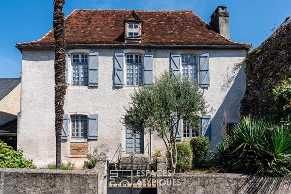 Maison bourgeoise au coeur d’une cité historique vue sur les Pyrénées