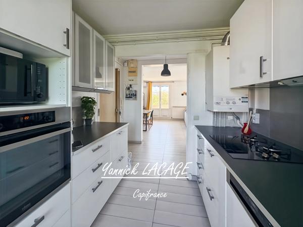 MARSEILLE 10ᵉ – Grand T3 traversant avec balcon, cave et potentiel T4 dans résidence sécurisée