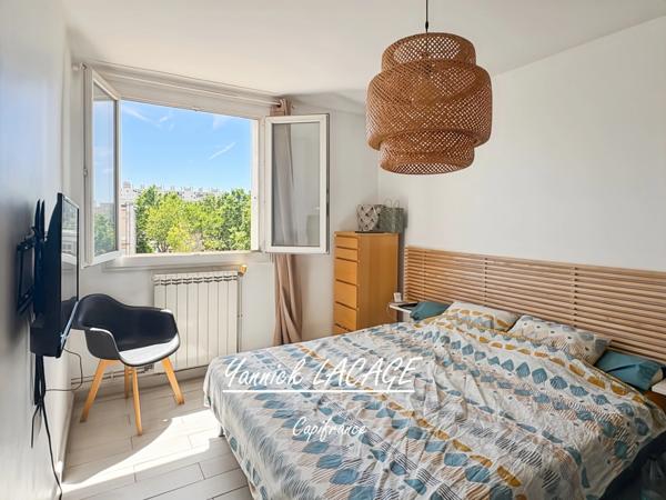 MARSEILLE 10ᵉ – Grand T3 traversant avec balcon, cave et potentiel T4 dans résidence sécurisée